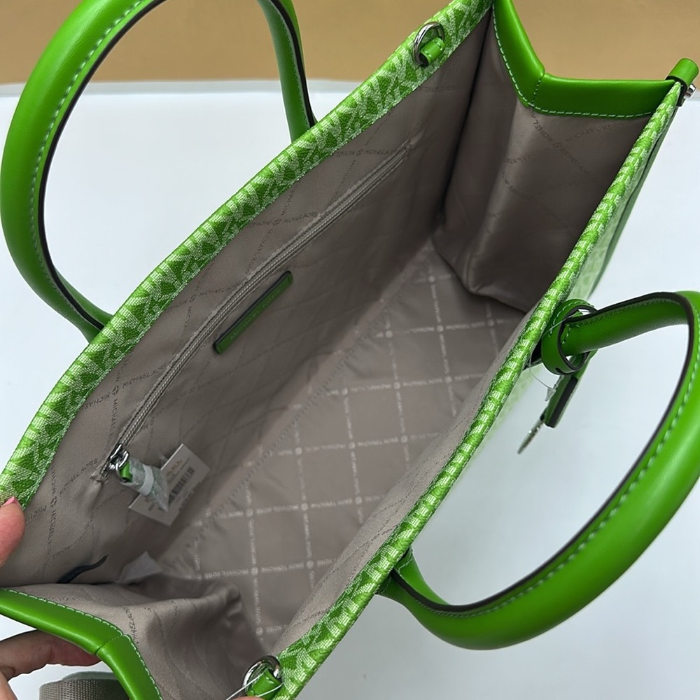 Michael Kors Mirella Medium Ombré Logo Tote Bag
Jungle Green
NWT - Picture 10 of 15